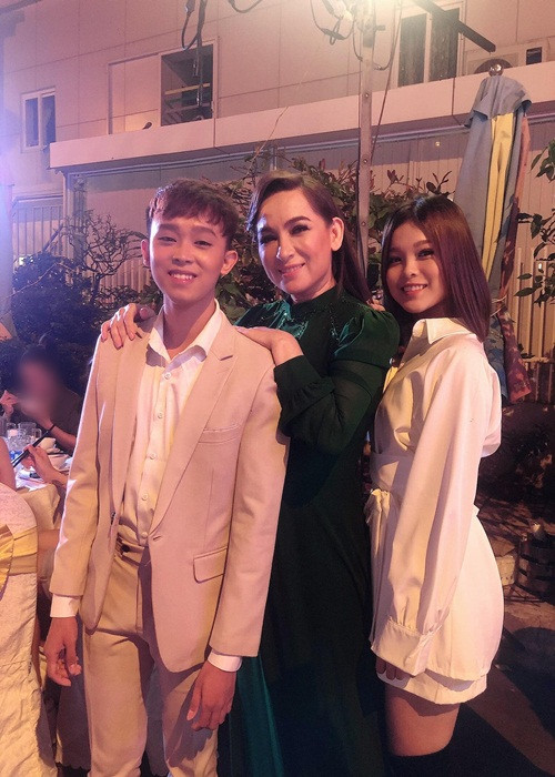 Tháng 3/2021, Hồ Văn Cường xin phép mẹ Phi Nhung để được ra ở riêng khi tròn 18 tuổi. Nữ ca sĩ ủng hộ quyết định này. “Tôi tôn trọng, nhưng sẽ dạy con ra đời phải làm như thế nào. Con sẽ gặp người này người kia, phải xã giao ra sao”, cô nói.