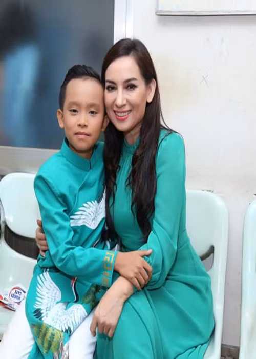  Phi Nhung nhận nuôi Hồ Văn Cường khi cậu nhóc tham gia Thần tượng Âm nhạc nhí 2016. Sau khi đoạt giải quán quân, em tập trung học hành, chỉ đi hát, tham gia các sự kiện giải trí khi rảnh rỗi. Ảnh: Người lao động
