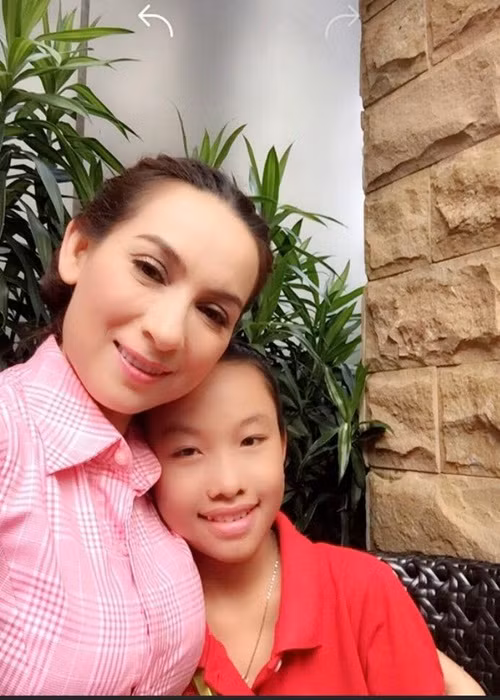 Ngoài Hồ Văn Cường và Quỳnh Trang, Phi Nhung còn dẫn dắt Thiêng Ngân - top 30 cuộc thi Solo cùng bolero 2016.