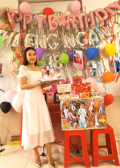 Thiêng Ngân tham gia một số cuộc thi âm nhạc nhưng vẫn chưa gây được ấn tượng. Hiện tại ở tuổi 18, con nuôi Phi Nhung là thiếu nữ yêu kiều, xinh đẹp.