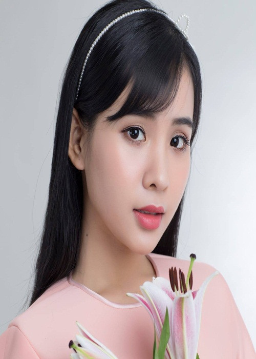 Ngoài Hồ Văn Cường, Phi Nhung còn nhận nuôi Quỳnh Trang vào năm 2016. Quỳnh Trang chia sẻ, Phi Nhung và Như Quỳnh chính là hình mẫu lý tưởng mà em muốn trở thành nhất.