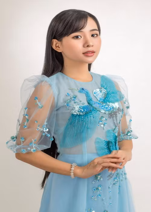 Quỳnh Trang sở hữu ngoại hình xinh đẹp cùng giọng hát ngọt ngào nên được mệnh danh là “thiên thần Bolero”. Ngoài ra ca hát, con nuôi Phi Nhung còn thử sức với phim ảnh. Theo Phi Nhung, Quỳnh Trang được xem là thành tài.