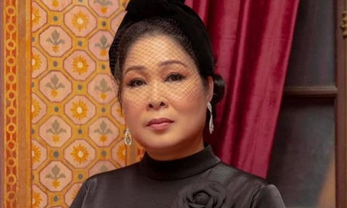 NSND Hong Van cui dau xin loi vi quang cao sai su that