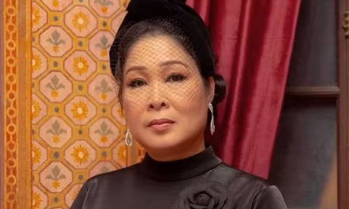 NSND Hong Van cui dau xin loi vi quang cao sai su that