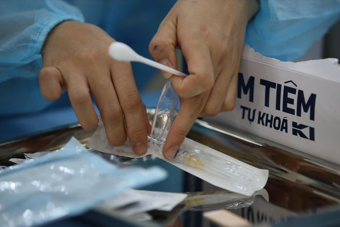 Công nhân tại khu công nghiệp Hiệp Phước được tiêm vaccine của hãng Astra Zeneca do chính phủ Nhật Bản hỗ trợ cho Việt Nam vào ngày 16/6.