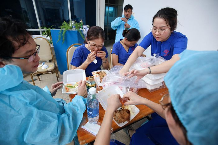 Đội ngũ nhân viên y tế tranh thủ ăn trưa vào lúc 15h. Họ làm việc liên tục nên không có thời gian nghỉ ngơi.