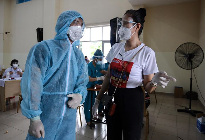 Các y bác sĩ trao đổi nội dung, quy trình làm việc đối với tình nguyện viên. Trước đó, 836.000 liều vaccine AstraZeneca phục vụ chiến dịch tiêm chủng này được chuyển về TP.HCM vào ngày 17/6. Trong đợt phân bổ vaccine Covid-19 lần thứ 5, Bộ Y tế đã ưu tiên hơn 80% số liều cho TP.HCM.