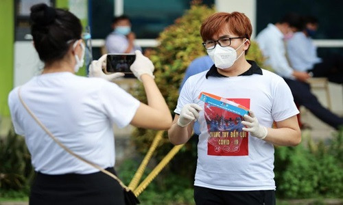 Nhiều nghệ sĩ Việt như MC Đại Nghĩa, Á hậu Hoàng My, MC Quỳnh Hoa... đã tham gia vào công tác tình nguyện viên, hỗ trợ các nhân viên y tế trong việc tư vấn, điều phối người dân tiêm vaccine. Công việc cụ thể của họ là hướng dẫn công nhân tại khu công nghiệp khai y tế, theo dõi tình trạng sức khỏe 30 phút sau khi tiêm.