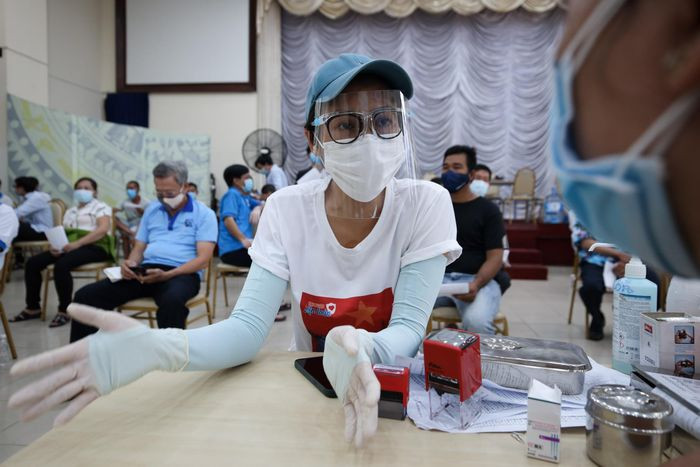 "Tôi tham gia vào Đội phản ứng nhanh của Thành đoàn, nhận lệnh đi đến các điểm tiêm chủng. Từ khi được thông báo đến lúc lên đường chỉ trong vòng một tiếng. Công việc cũng khá đơn giản. Tuy nhiên, làm việc trong nhiều giờ đồng hồ và phải che chắn kỹ lưỡng nên tôi có cảm giác hơi bức bối. Trong 4 ngày tiếp theo, tôi vẫn đồng hành cùng chiến dịch tiêm chủng của TP.HCM", Hoàng My bày tỏ.