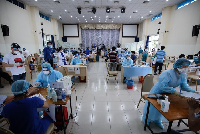 Sau khi tiêm, tất cả công nhân viên đều phải ngồi lại, nghỉ ngơi 30 phút để theo dõi phản ứng. MC Quỳnh Hoa - Phó giám đốc Nhà văn hóa Thanh niên TP.HCM - nói với Zing hiện có hơn 20 nghệ sĩ tham gia làm tình nguyện viên. Họ tham gia hỗ trợ việc điều phối, hướng dẫn người dân lấy mẫu xét nghiệm tại các địa điểm bị phong tỏa; giúp đỡ nhân viên y tế trong việc tiêm chủng vaccine Covid-19, hát cổ vũ ở các khu cách ly, bệnh viện điều trị Covid-19...