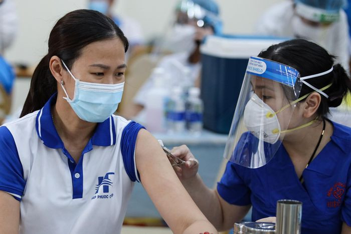 Chị Hồng Quì (sinh năm 1978, ngụ huyện Nhà Bè) cho biết khi đến tiêm vaccine Covid-19, chị được các nghệ sĩ làm tình nguyện viên hướng dẫn, tư vấn nhiệt tình. "Ban đầu, tôi cũng không nhận ra các anh chị là nghệ sĩ vì che kín mặt. Sau đó, tôi có nghe một vài đồng nghiệp giới thiệu MC Đại Nghĩa, Á hậu Hoàng My và nhiều anh chị em nghệ sĩ khác có mặt tại trung tâm sinh hoạt công nhân của khu công nghiệp Hiệp Phước. Bên ngoài, họ đều vui vẻ, thân thiện", chị chia sẻ.