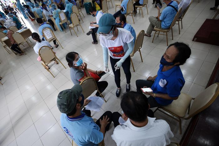 Á hậu Hoàng My hướng dẫn người dân tải app theo dõi sức khỏe sau khi tiêm. Người đẹp sinh năm 1988 cho biết đây là ngày thứ hai cô tham gia làm tình nguyện viên, hỗ trợ y bác sĩ trong công tác tiêm vaccine Covid-19.