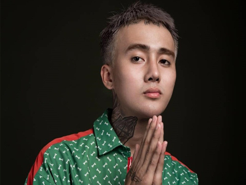 Giống Khắc Việt, ca sĩ Đạt G từng khiến dư luận bức xúc khi chửi thề trên trang cá nhân. Cụ thể, chiếc cup của Đạt G tại một sự kiện âm nhạc bị in tên Sơn Tùng M-TP. Vì sự cố nhỏ này, Đạt G không ngại buông lời kém đẹp. Ảnh: Vietnamnet