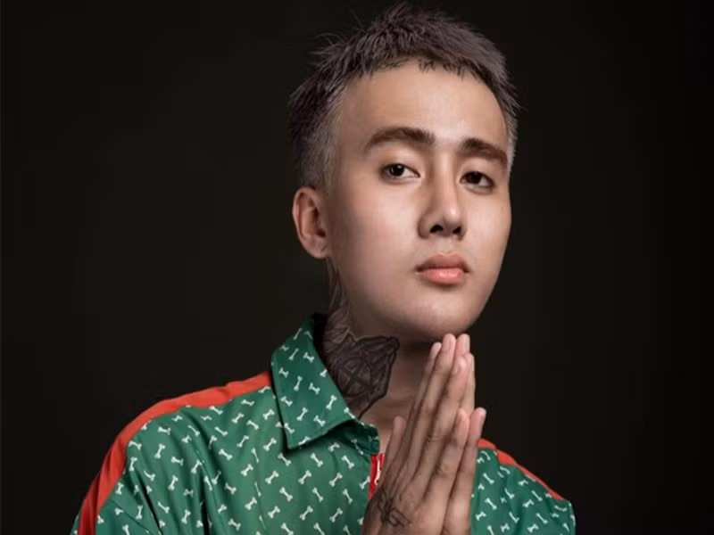 Giống Khắc Việt, ca sĩ Đạt G từng khiến dư luận bức xúc khi chửi thề trên trang cá nhân. Cụ thể, chiếc cup của Đạt G tại một sự kiện âm nhạc bị in tên Sơn Tùng M-TP. Vì sự cố nhỏ này, Đạt G không ngại buông lời kém đẹp. Ảnh: Vietnamnet