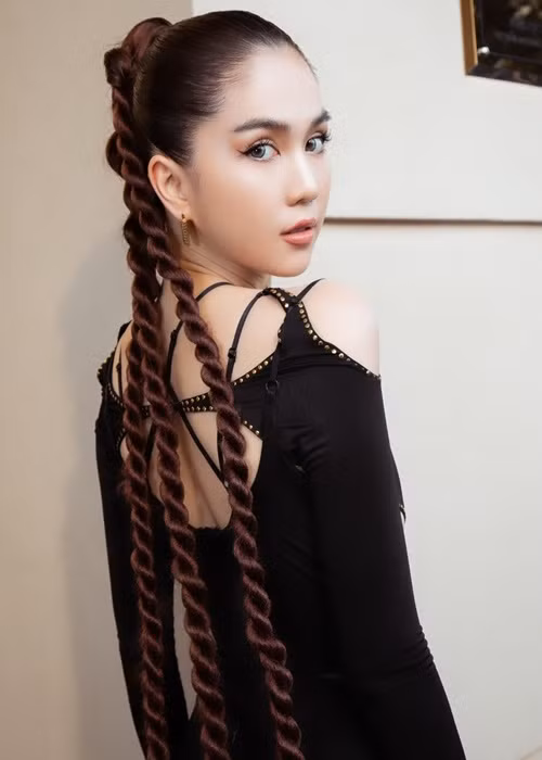 Ngọc Trinh thường xuyên sử dụng những câu từ thô tục hay đăng tải clip ghi lại khoảnh khắc buột miệng nói bậy lên mạng xã hội. Vì hành vi kém đẹp này, Ngọc Trinh hứng chịu nhiều chỉ trích.