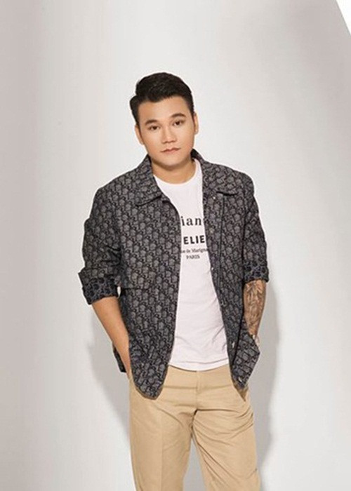 Năm 2018, Khắc Việt bất ngờ chửi bới và dọa nạt những người công kích em trai Khắc Hưng liên quan đến việc đặt tên ca khúc nhạy cảm “Như lời đồn”. Sau đó, giữa ồn ào, Khắc Việt nhanh chóng lên tiếng xin lỗi khán giả, nhận sai và chịu trách nhiệm về hành vi của mình.