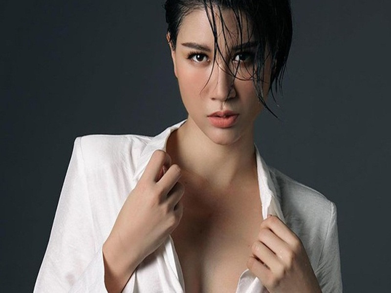  Sao Việt mất điểm vì thường xuyên chửi thề trên mạng xã hội không thể không kể đến Trang Trần. Chân dài này chửi bới như cơm bữa với antifan. Trang Trần cho hay, cô thích chửi và cố tình chửi như vậy chứ không phải vì quen miệng.