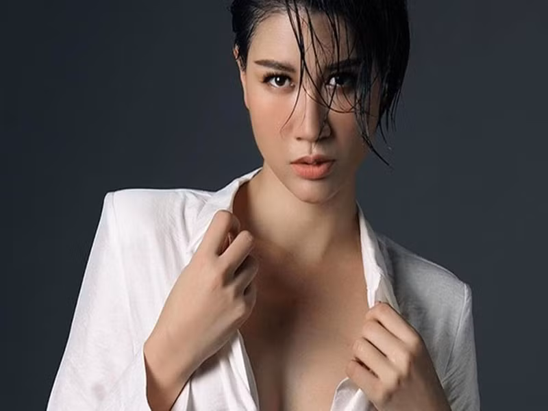  Sao Việt mất điểm vì thường xuyên chửi thề trên mạng xã hội không thể không kể đến Trang Trần. Chân dài này chửi bới như cơm bữa với antifan. Trang Trần cho hay, cô thích chửi và cố tình chửi như vậy chứ không phải vì quen miệng.