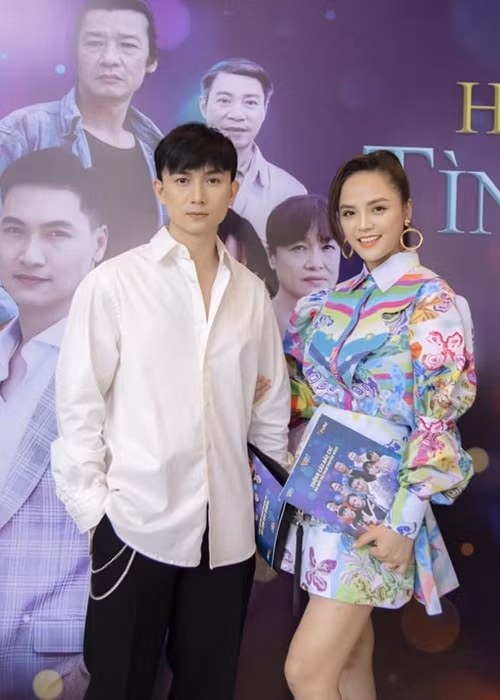 Trong " Hương vị tình thân", Hoàng Huy có tình ý với Khánh Thy trong khi cô lại yêu Long - anh trai của Hoàng Huy. Đảm nhận vai Hoàng Huy và Khánh Thy là Hoàng Anh Vũ và Thu Quỳnh.