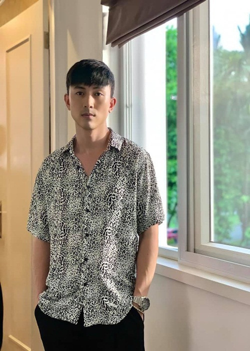 Anh Vũ chia sẻ, con trai của anh sống cùng vợ cũ. Trên trang cá nhân, thi thoảng, nam diễn viên đăng tải hình ảnh cậu quý tử đã lớn phổng phao.