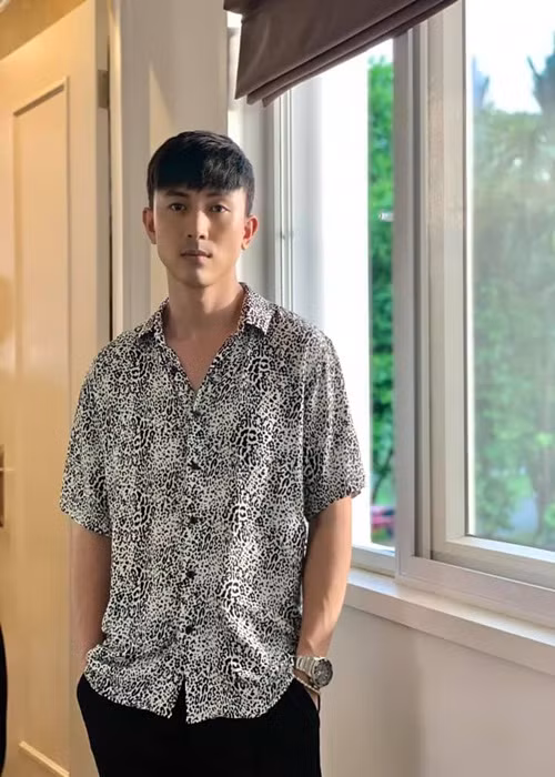 Anh Vũ chia sẻ, con trai của anh sống cùng vợ cũ. Trên trang cá nhân, thi thoảng, nam diễn viên đăng tải hình ảnh cậu quý tử đã lớn phổng phao.