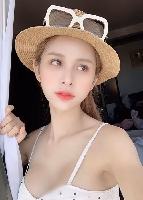 Mỹ nhân chuyển giới vừa phủ nhận bị lộ clip nhạy cảm được khen ngày càng xinh đẹp.