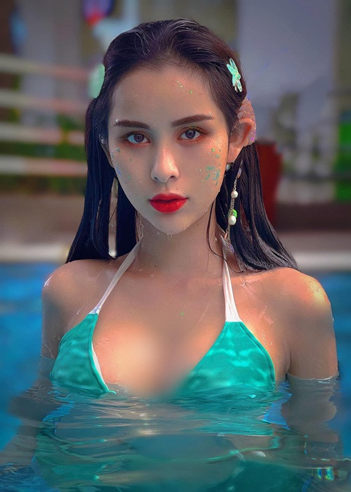 Chân dài sinh năm 1997 khoe hình thể quyến rũ khi hóa nàng tiên cá.