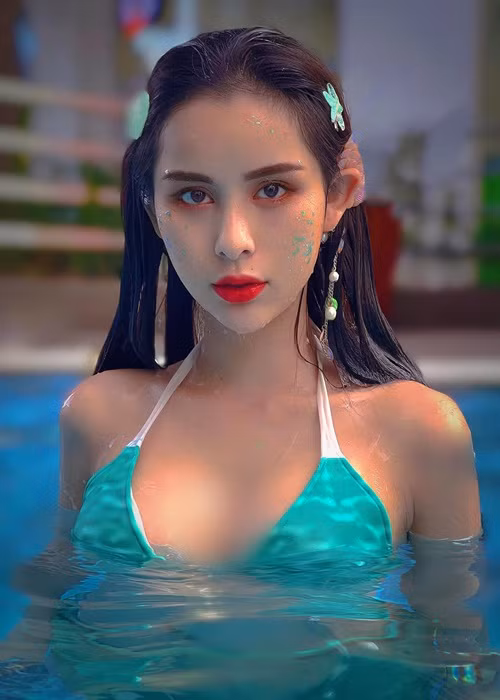 Chân dài sinh năm 1997 khoe hình thể quyến rũ khi hóa nàng tiên cá.