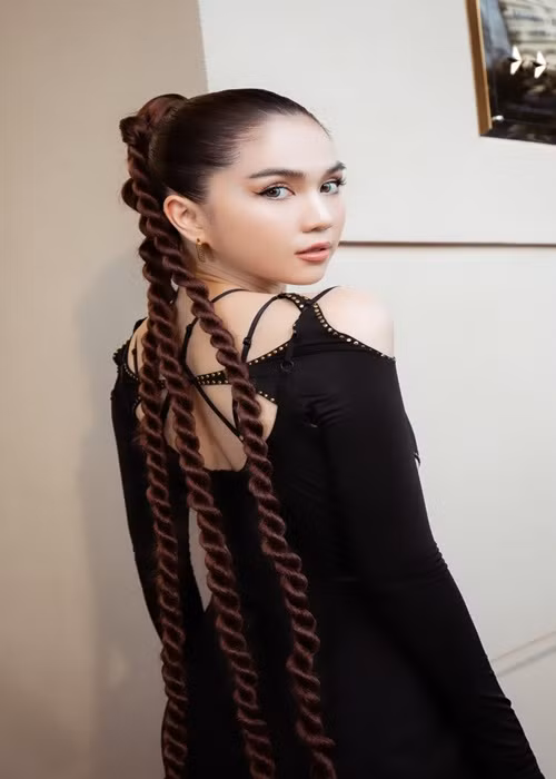 Từ khi chia tay, Ngọc Trinh xóa hết những hình ảnh liên quan tới ông Hoàng Kiều và giữ im lặng về người cũ.