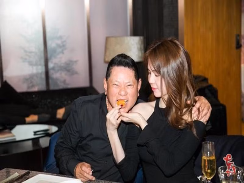 Mối tình Ngọc Trinh - Hoàng Kiều bắt đầu từ tháng 11/2016 qua sự mai mối của cựu người mẫu Lan Phương - con dâu vị tỷ phú. Lan Phương tiết lộ sau khi xem ảnh Ngọc Trinh chụp cùng đồng nghiệp, bố chồng đã cảm mến Ngọc Trinh và chủ động liên lạc.