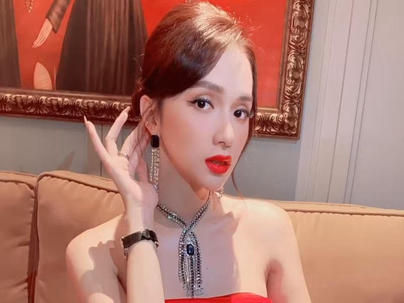 Hương Giang từng trở thành hoa hậu bị ghét nhất showbiz Việt. Nguyên nhân bắt nguồn từ việc nữ ca sĩ xuất hiện "nhẵn mặt" trên các show tuyền hình và bị cho là hay nói đạo lý, sau đó Hương Giang công khai đối đầu với antifan. Chiến dịch tẩy chay Hương Giang không chỉ ảnh hưởng đến nữ ca sĩ mà còn cả những nhãn hàng hay show mà cô tham gia.