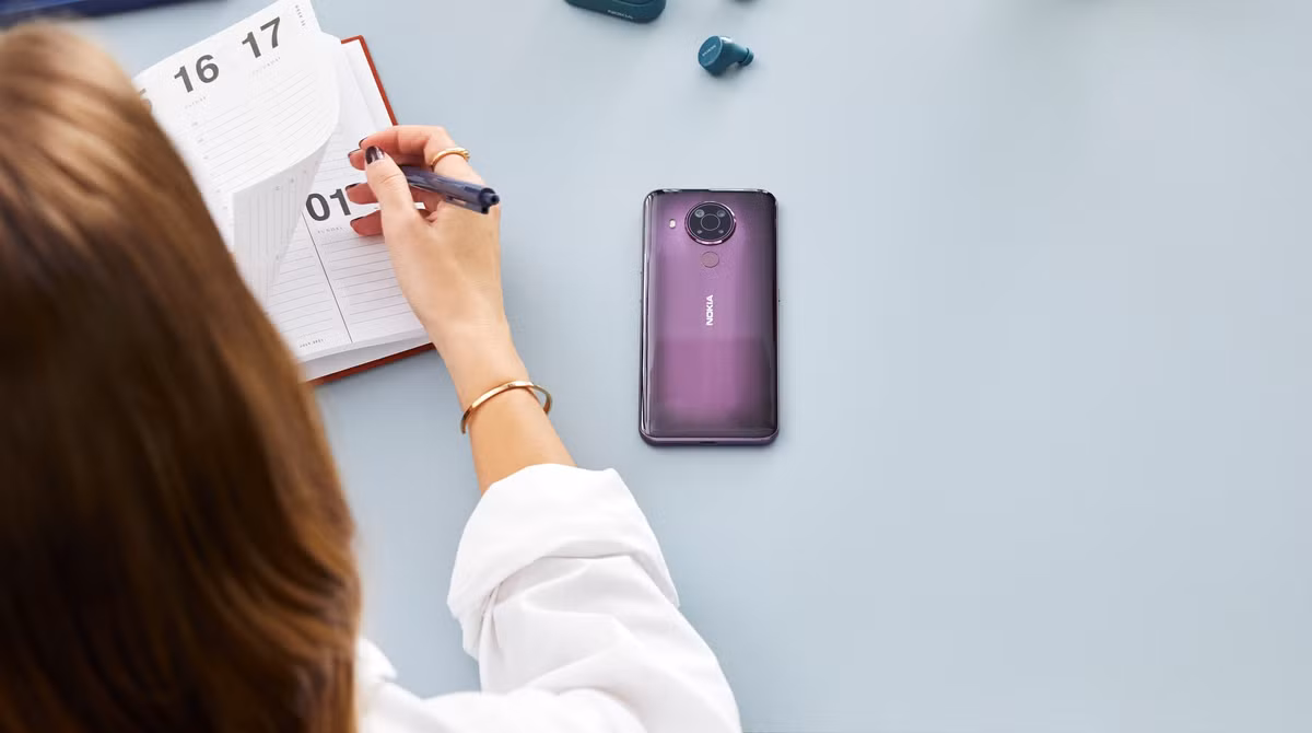 Nokia 5.4 chính hãng cũng được giảm 600.000 đồng, còn 2,9 triệu đồng. Model này hướng đến người dùng cần tìm smartphone giá tốt, đáp ứng các nhu cầu cơ bản. Máy có màn hình 6,39 inch, tấm nền IPS LCD nhưng độ phân giải chỉ dừng lại ở mức HD+. Cấu hình của Nokia 5.4 gồm chip Snapdragon 662, RAM 4 GB, bộ nhớ trong 128 GB cùng viên pin dung lượng 4.000 mAh. Ảnh: Nokia.