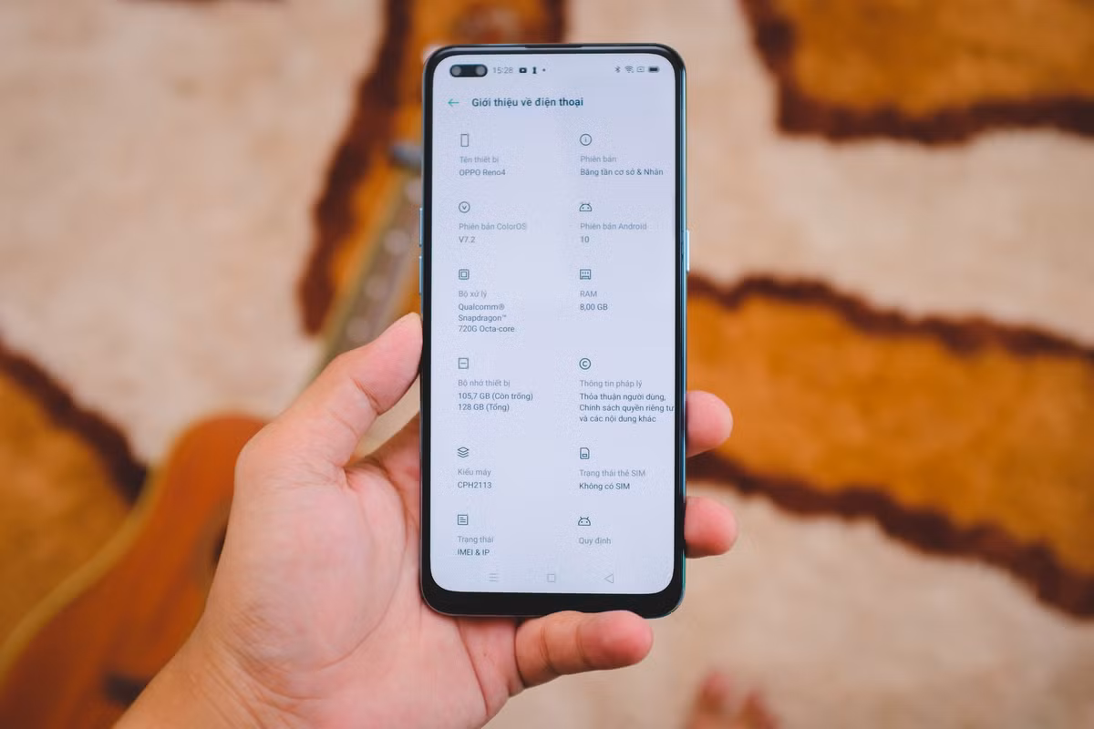 Oppo Reno4 chính hãng đang được bán với giá 6 triệu đồng, giảm 600.000 đồng so với tháng trước. Máy sở hữu màn hình 6,4 inch, độ phân giải Full HD+, tấm nền AMOLED. Cấu hình của model này gồm chip Qualcomm Snapdragon 720G cùng với RAM 8 GB, bộ nhớ trong 128 GB. Reno4 có pin 4.015 mAh, sạc nhanh VOOC 4.0, công suất 30 W.