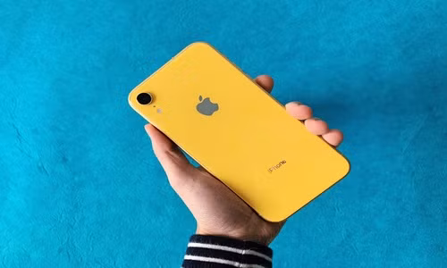 iPhone XR chính hãng phiên bản 64 GB đang được bán với giá 11 triệu đồng, giảm 500.000 đồng so với trước. Máy có màn hình 6,1 inch, tấm nền IPS LCD, phần khuyết đỉnh khá dày chứa camera selfie và FaceID. Cấu hình của model này gồm chip Apple A12 Bionic, RAM 3 GB và viên pin dung lượng 2.942 mAh. iPhone XR có một camera chính 12 MP và camera selfie độ phân giải 7 MP. Ảnh: Mac Rental Company.