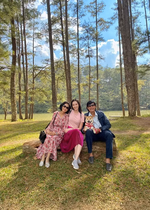 Trúc Diễm giữ tinh thần lạc quan. Cô thường xuyên đi du lịch cùng chồng, bố mẹ.