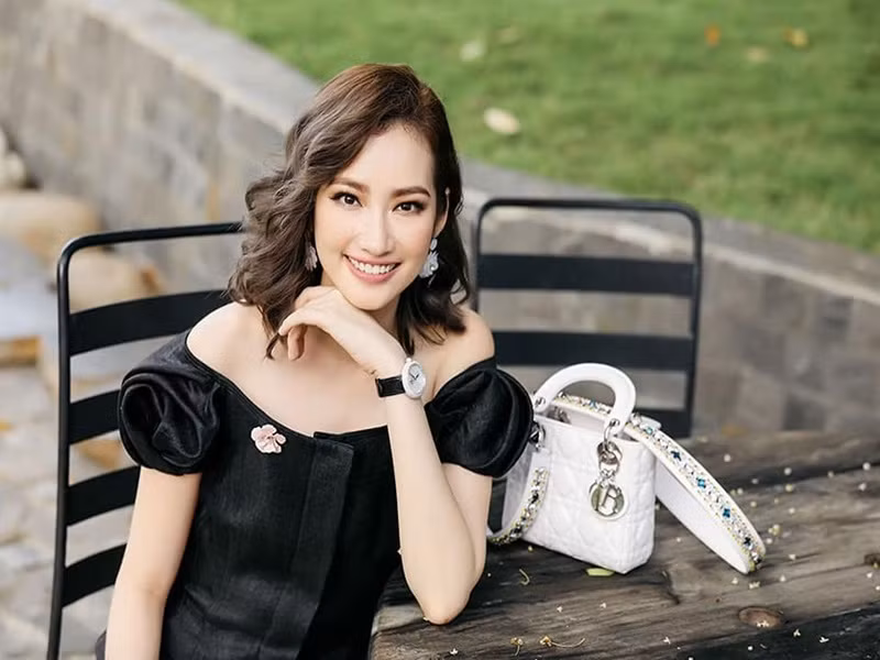 Vì sắp sang Mỹ định cư, Trúc Diễm không mang theo hết được số hàng hiệu nên thông báo sẽ bán một phần.