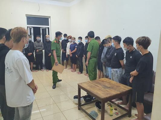 Dak Lak: Hang chuc thanh nien, hoc sinh vac bom xang hon chien giua dem