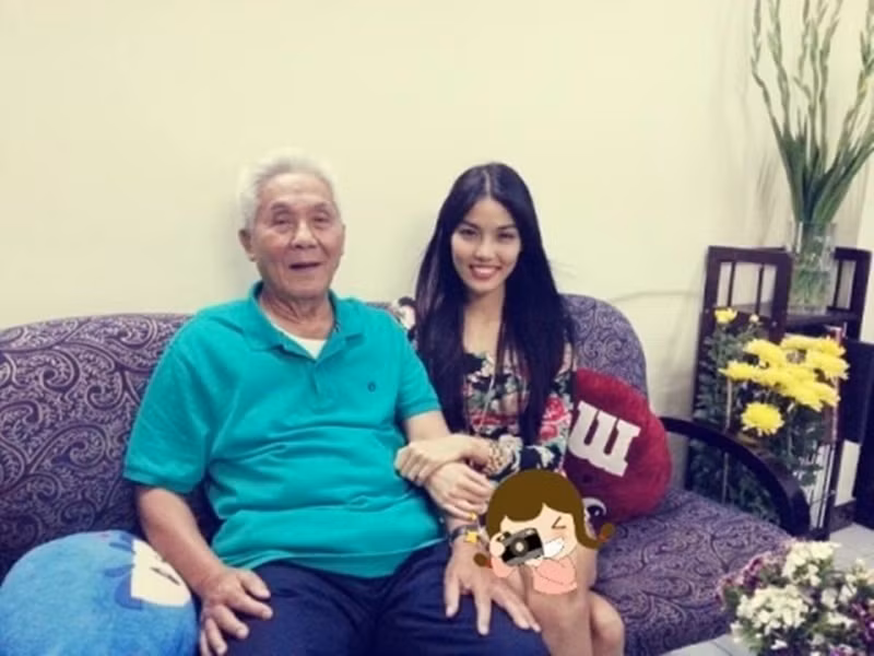 Lan Khuê sinh ra trong một gia đình gia giáo. Bố mẹ cô đều là giảng viên trường Đại học sư phạm TP.HCM. Ông ngoại Lan Khuê là hiệu trưởng đầu tiên của Trường Đại học Sư phạm TP.HCM – GS, Nhà giáo nhân dân Trần Thanh Đạm. Ảnh: Vietnamnet