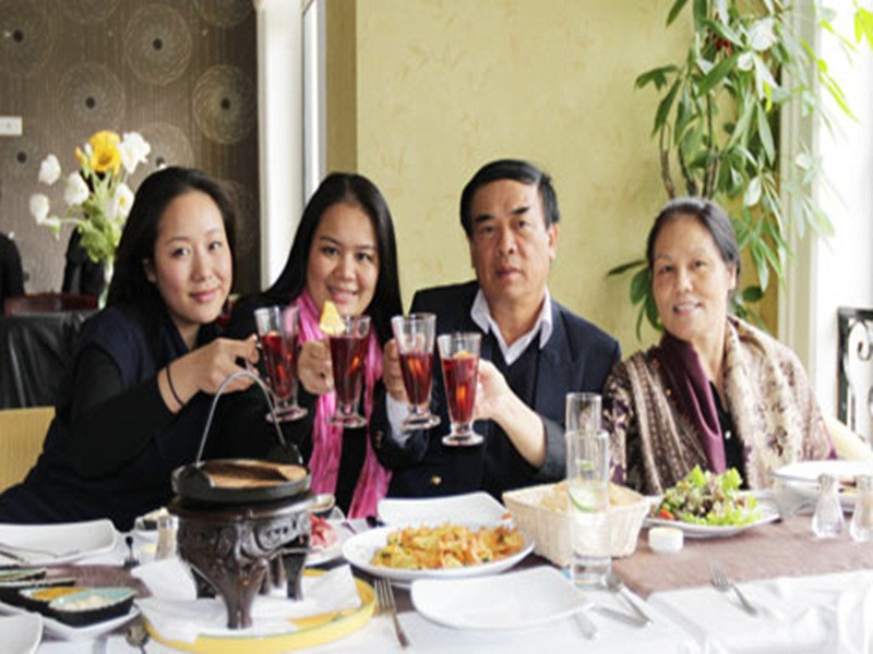 Không chỉ Hà Kiều Anh xuất thân "trâm anh thế phiệt", Hoa hậu Ngô Phương Lan cũng có gia thế “không phải dạng vừa”. Bố của Ngô Phương Lan là ông Ngô Quang Xuân. Theo Thanh niên, ông là nguyên Phó chủ nhiệm Ủy ban Đối ngoại Quốc hội Việt Nam 2008, nguyên Đại sứ Việt Nam tại Thụy Sĩ, Trưởng phái đoàn đại diện thường trực Việt Nam tại Liên Hiệp Quốc, Tổ chức thương mại thế giới (WTO), Phó chủ tịch Đại hội đồng Liên minh Nghị viện thế giới nhiệm kỳ 2010 - 2011 và hiện là Chủ tịch Tổ chức Kỷ lục người Việt toàn cầu. Ảnh: Văn nghệ công an online