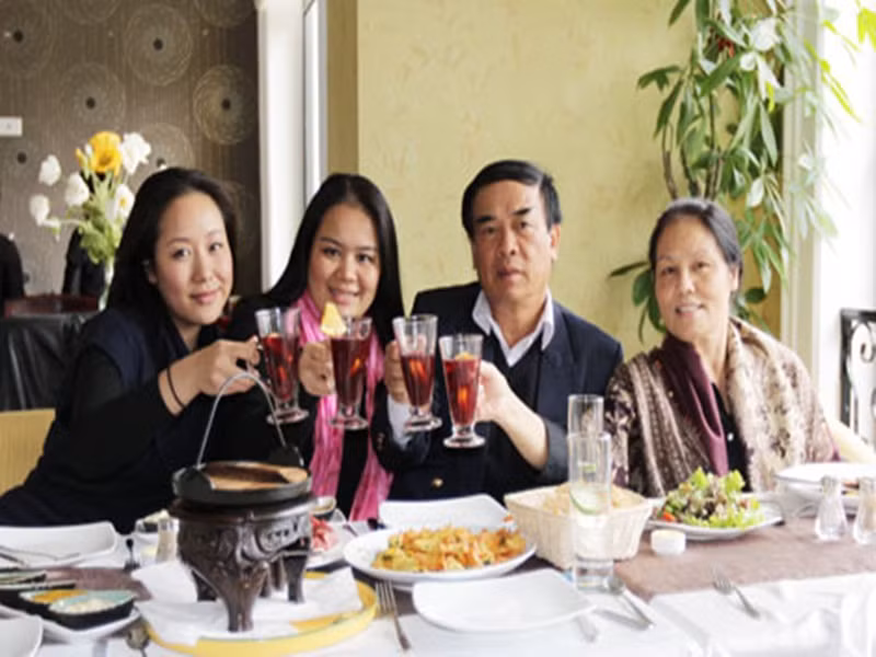 Không chỉ Hà Kiều Anh xuất thân "trâm anh thế phiệt", Hoa hậu Ngô Phương Lan cũng có gia thế “không phải dạng vừa”. Bố của Ngô Phương Lan là ông Ngô Quang Xuân. Theo Thanh niên, ông là nguyên Phó chủ nhiệm Ủy ban Đối ngoại Quốc hội Việt Nam 2008, nguyên Đại sứ Việt Nam tại Thụy Sĩ, Trưởng phái đoàn đại diện thường trực Việt Nam tại Liên Hiệp Quốc, Tổ chức thương mại thế giới (WTO), Phó chủ tịch Đại hội đồng Liên minh Nghị viện thế giới nhiệm kỳ 2010 - 2011 và hiện là Chủ tịch Tổ chức Kỷ lục người Việt toàn cầu. Ảnh: Văn nghệ công an online