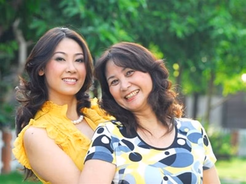 Ngoài ra, ông nội Hoa hậu Hà Kiều Anh lúc còn sống là một đại tá quân đội, một nhà ngoại giao nổi tiếng, đại sứ Việt Nam tại Liên Hợp Quốc. Trong khi đó, ông ngoại Vương Quốc Mỹ của cô từng là Thứ trưởng Bộ Xây dựng. Bố của Hà Kiều Anh là kỹ sư. Mẹ cô - bà Vương Kiều Oanh - là doanh nhân thành đạt, từng tốt nghiệp Đại học Bách Khoa Hà Nội và làm giảng viên Đại học Kiến trúc TP HCM. Ảnh: người đưa tin