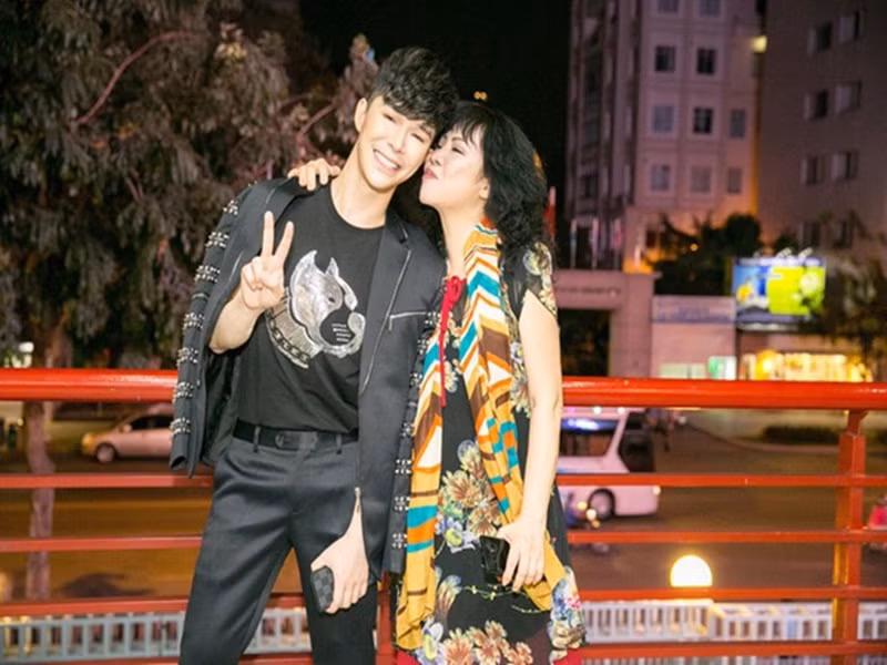 Mẹ của Nathan Lee cũng tài giỏi. Bà là một tiến sĩ marketing nổi tiếng, từng là giảng viên của trường ESCP, một trong những ngôi trường kinh tế danh giá thế giới. Ngoài ra, mẹ của Nathan Lee từng đại diện Việt Nam tham gia Liên hoan âm nhạc thế giới tại Nga và đoạt giải Vàng. Bên cạnh đó, bà nói được 4 thứ tiếng: Anh, Pháp, Nga, Việt. Ảnh: Dân Việt