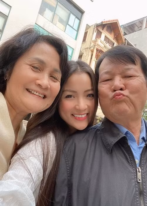 Gia đình của Thủy Top không chỉ giàu có mà còn có truyền thống học tập. Bố của Thủy Top là PGS.TS Huỳnh Bá Kỹ Thuật, giảng viên của Đại học Xây dựng Hà Nội. Mẹ cô công tác trong lĩnh vực sư phạm.