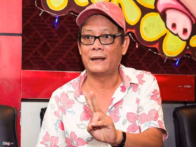 Theo Zing, năm 16 tuổi, Tấn Hoàng đi theo gánh hát, lang bạt khắp nơi, chấp nhận cảnh đói khát, thiếu thốn. 3 năm sau, anh thể hiện được mình, trở thành một trong những cái tên xuất hiện trên poster vở diễn. Sau này, Tấn Hoàng cùng Bảo Chung, Duy Phương đi tấu hài khắp nơi, lưu diễn nước ngoài. Ảnh: Zing