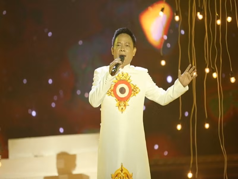 Tấn Hoàng lấy vợ từ năm 18 tuổi. Anh và bà xã là bạn cùng xóm, chơi với nhau từ thuở thiếu thời. Khi Tấn Hoàng ngỏ lời cưới, bố vợ của anh phản đối. “Bà xã bị gia đình cắt tóc, xé quần áo, đuổi ra khỏi nhà. Lúc cưới, tôi 18 tuổi tay trắng, vậy mà vợ bỏ nhà theo tôi”, Tấn Hoàng chia sẻ trên Vnexpress. Ảnh: Zing