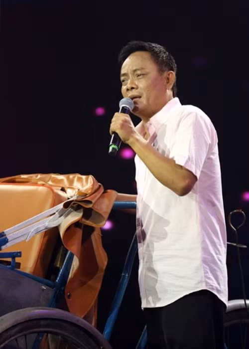 Nghệ sĩ Tấn Hoàng sinh ra trong gia đình giàu có ở Sài Gòn. Theo An ninh thế giới online, ba Tấn Hoàng ráp các máy thực phẩm gia súc nên sau mỗi lần xa nhà đều vác theo mấy bao tiền, người nhà đếm không kịp. Mấy anh chị em Tấn Hoàng hồi đó chẳng thiếu thứ gì, học hành giỏi giang, tương lai xán lạn. Riêng Tấn Hoàng mê nghệ thuật. Ảnh: Petrotimes