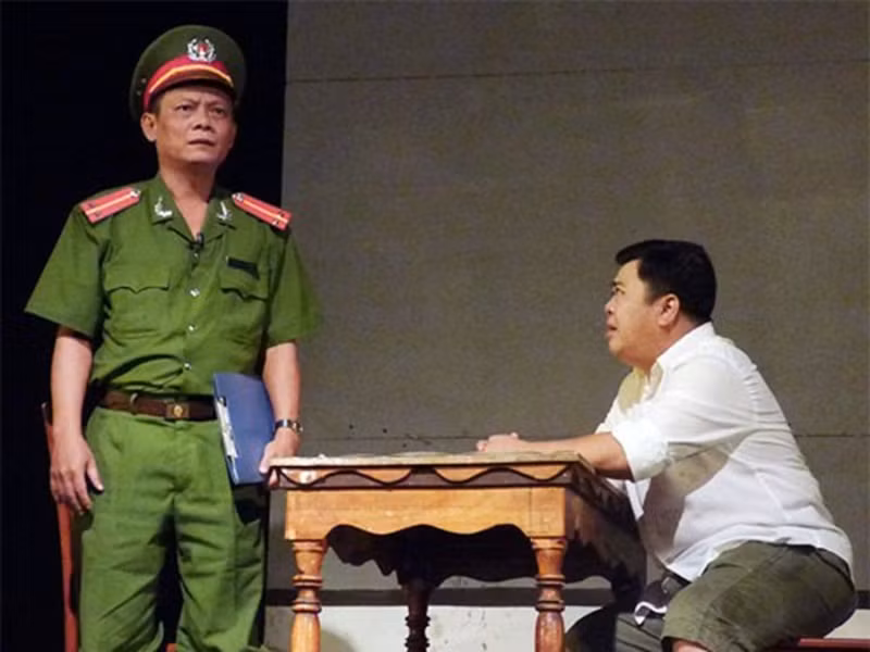 Khi hài tạm lắng, Tấn Hoàng được nghệ sĩ Phước Sang gọi về kịch Sài Gòn rồi gần như là cái tên bán vé của kịch Sài Gòn, dù vai chính hay phụ. Ngoài diễn kịch, anh còn đóng phim, tham gia gameshow. Ảnh: Petrotimes