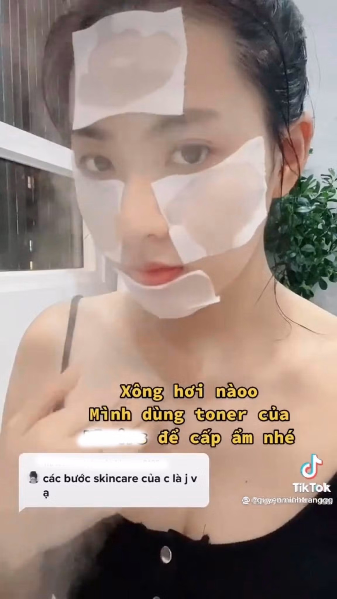 Bước làm sạch sâu của cô nàng chưa dừng ở đó mà còn kết hợp luôn với toner để cấp ẩm đồng thời với quá trình xông hơi. Hơi nước ấm nóng sẽ làm cho lỗ chân lông được giãn nở và toner lúc này giúp làm sạch sâu, đồng thời dưỡng ẩm.