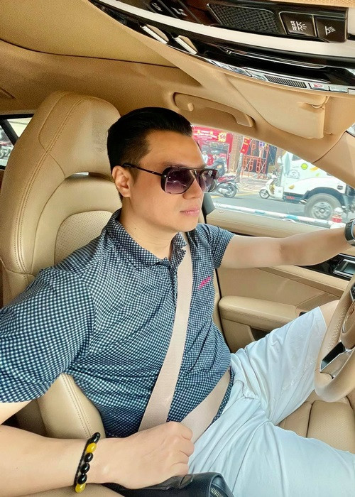 Thông tin Việt Anh vay trả góp ngân hàng khiến nhiều người bất ngờ bởi lẽ lâu nay, ông bố hai con có cuộc sống khá sang chảnh, sung túc.