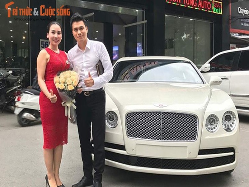 Tháng 10/2017, Việt Anh tậu xe sang Bentley màu trắng có giá hơn 10 tỷ sau thời điểm phim "Người phán xử" có anh đóng chính gây sốt. Trước đó, nam diễn viên sở hữu một chiếc Range Rover màu xanh ngọc trị giá khoảng 5 tỷ đồng.